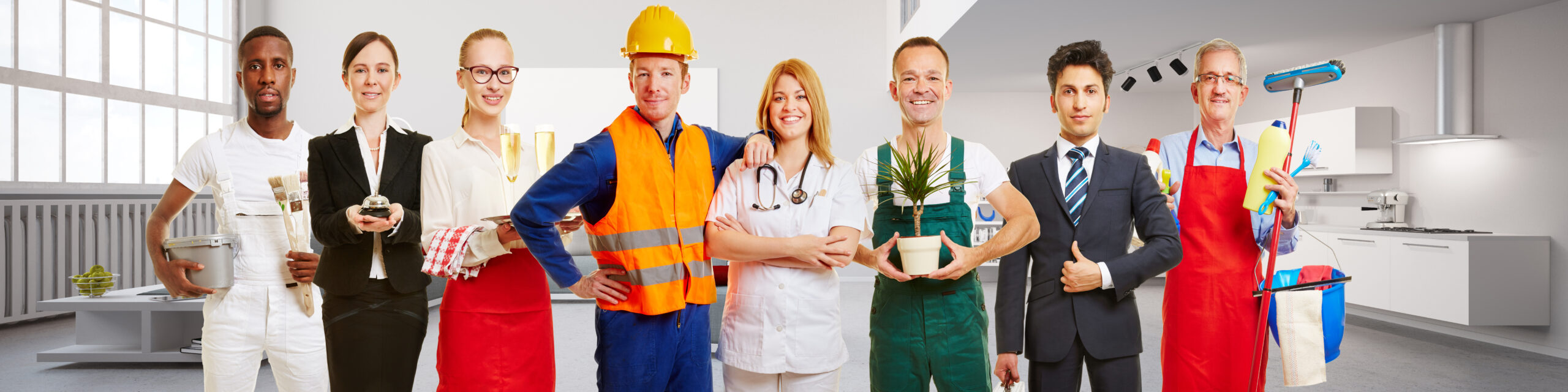 Arbeiter und Business Team stehen zusammen vor einem Appartment Loft