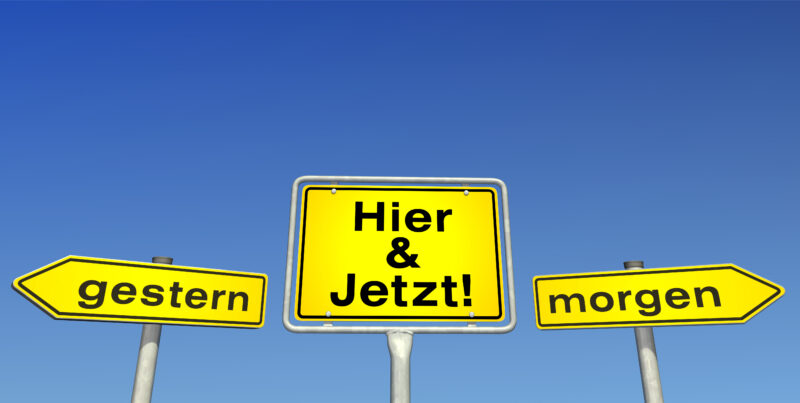 hier und jetzt heute leben jetzt Gegenwart Lebensmut Grafik Illustration Symbol Schild Wegweiser Hinweis Zukunft Vergangenheit Lebensweg genießen bewusst anfangen Perspektive gestern morgen beraten Mut machen Lebensmut hier und befolgen Lebensabschnitt beginnen Himmel bildlich loslegen LebenswandelStandpunkt  nachdenken Pfeile entscheiden Rat befolgen Entscheidung Lebensenergie Mut lebensfroh Sinn Lebenssinn Textfreiraum Symbolbild Ilustration Metapher